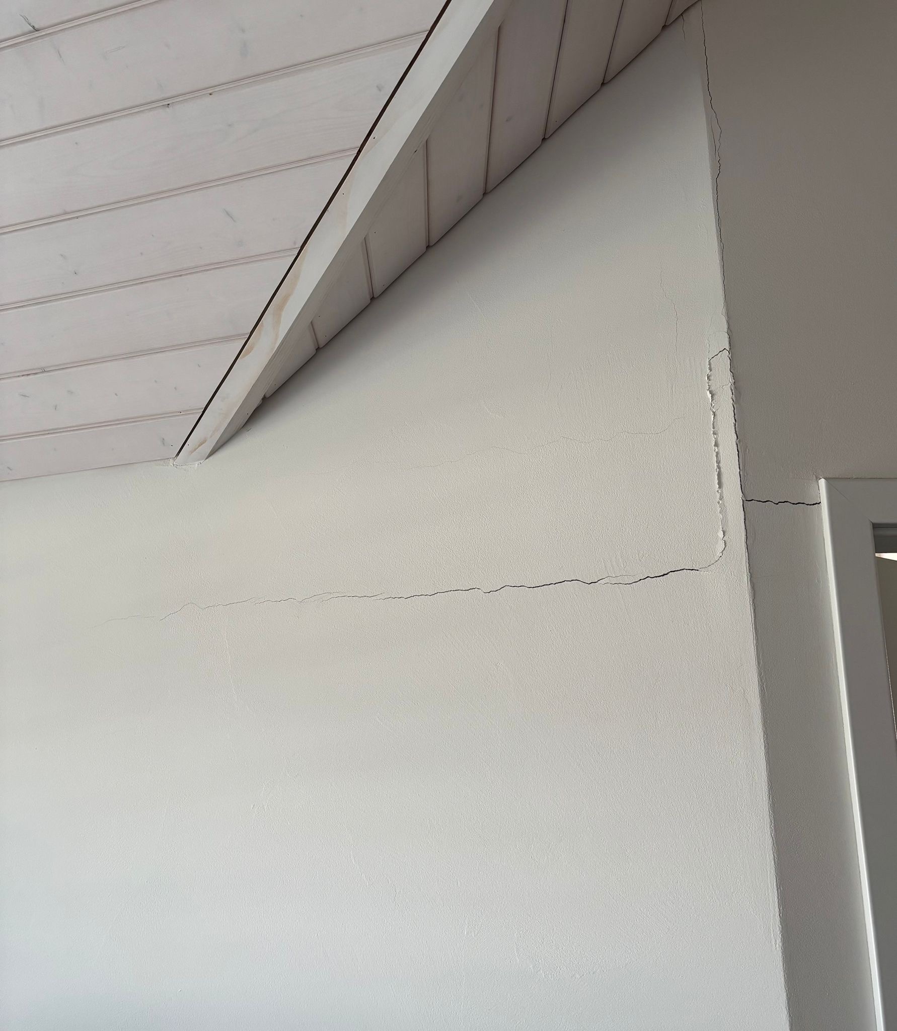 Setzungsriss Dachgeschoss — Horizontaler Riss an der Wand
